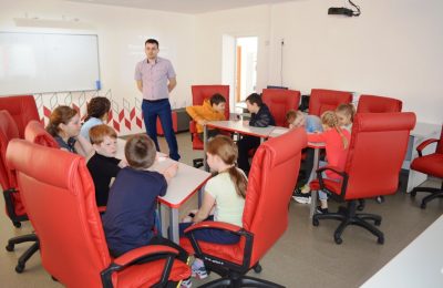 Занимаются 3D-моделированием, шахматами, робототехникой в «Точке роста» Усть-Таркской школы