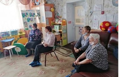 Ухаживать за пожилыми и инвалидами учат их родственников в Усть-Таркском районе