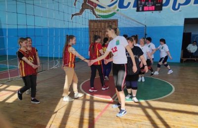 Женские команды Усть-Таркского района оспаривали первенство в соревнованиях по волейболу