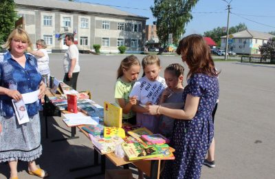 С «Литературной панорамой» вышли библиотекари на улицу Усть-Тарки