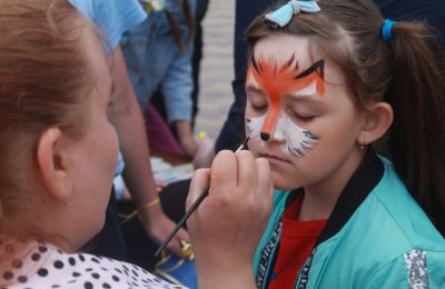 Покрыли рисунками асфальт и разукрасили лица в День детства в Усть-Тарке