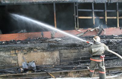 На окраине д. Силиш Усть-Таркского района горело неэксплуатируемое строение