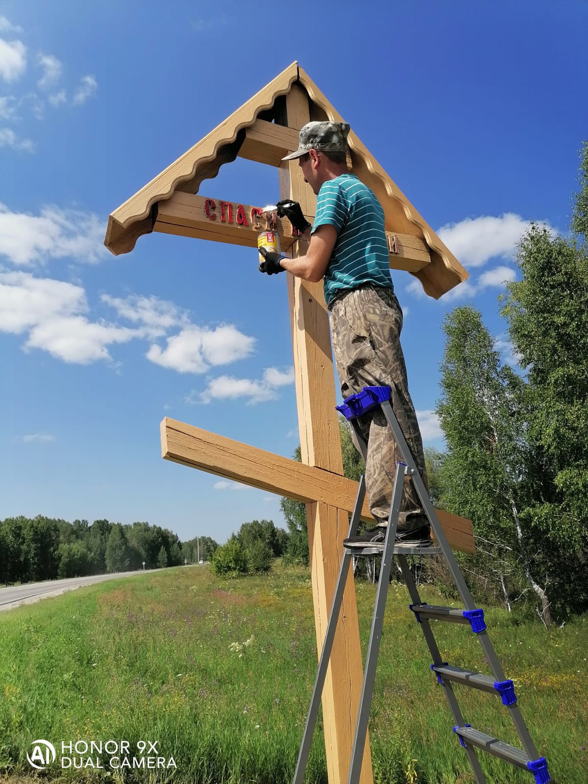 Покрасили поклонный крест в селе Усть-Тарка - Знамя труда