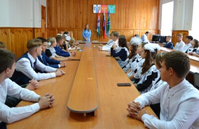 Урок «Страницы истории» провели для одиннадцатиклассников Усть-Таркской школы