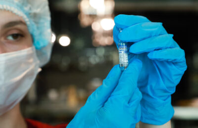 Пункт вакцинации от коронавируса работает на участке для голосования в Усть-Тарке