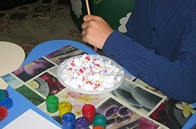 Пеной для бритья рисуют дети в КЦСОН Усть-Таркского района