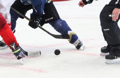 Команды Усть-Таркского района готовятся выйти на лед соседей в двух хоккейных чемпионатах