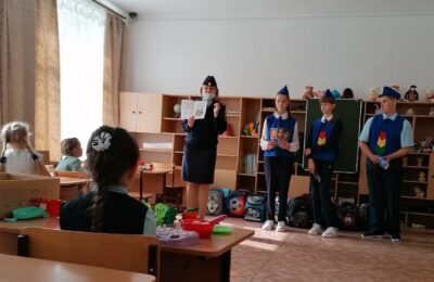 Юные инспекторы движения в Усть-Таркской школе провели акцию «Засветись в темноте!»