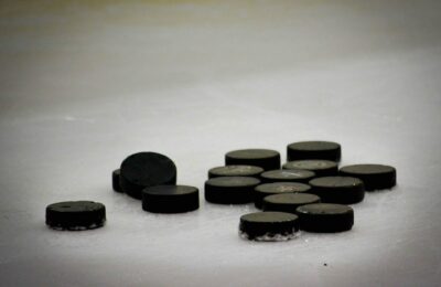 Две команды Усть-Таркского района встретились на хоккейном льду