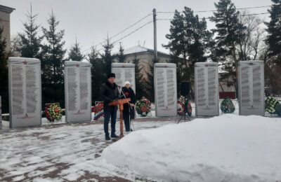 Митинг в День неизвестного солдата провели у памятника погибшим в Великую Отечественную войну