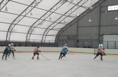 Товарищеские встречи по хоккею прошли в Усть-Тарке