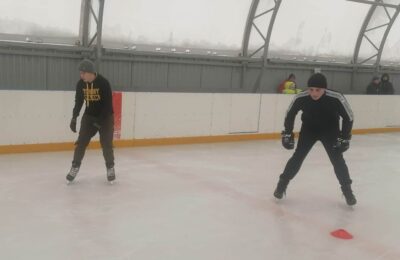 Соревнования по шорт-треку прошли на хоккейной площадке Усть-Тарки