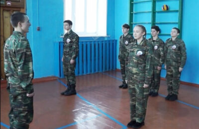 Конкурс строевой подготовки юнармейцев прошел в Усть-Таркском районе