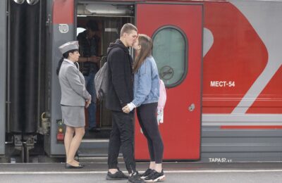 Вечерний поезд Омск-Новосибирск делает остановку в Татарске