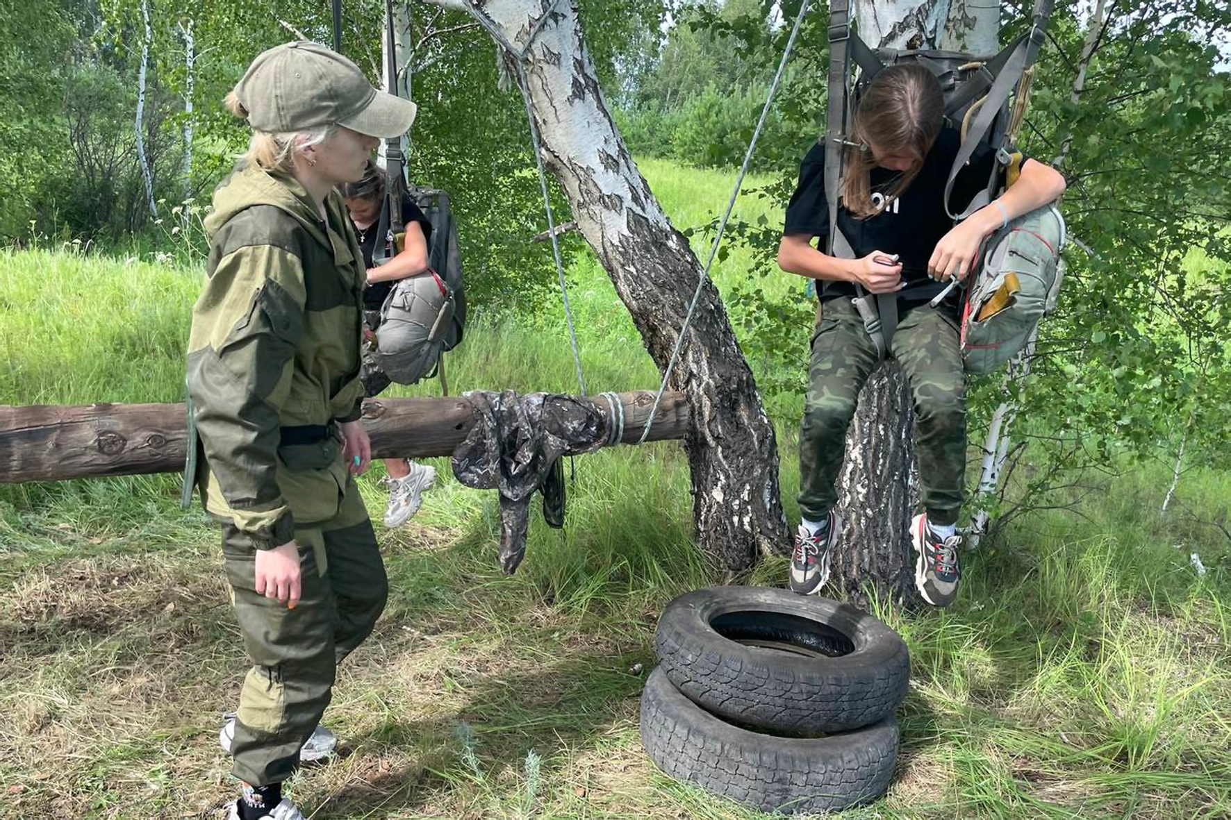 Укладывать парашют и грамотно действовать в воздухе научились школьники из  Усть-Тарки - Знамя труда