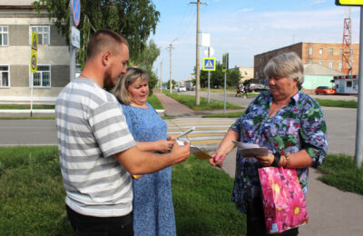 О финансовых мошенниках и блокировке банковских карт рассказали землякам работники Усть-Таркской библиотеки