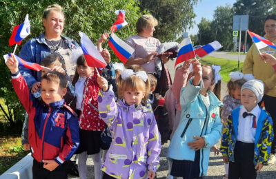 В Усть-Тарке прошла областная патриотическая акция «Флаг моего государства»