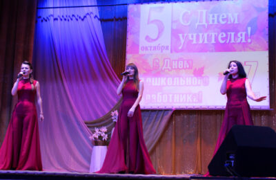 Педагоги Усть-Таркского района принимают поздравления с праздником