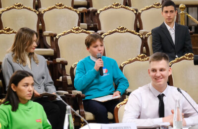 Губернатор Травников поддержал общественные молодежные инициативы