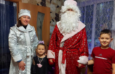 Дед Мороз и Снегурочка поздравили с Новым годом юных жителей района с ограниченными возможностями здоровья