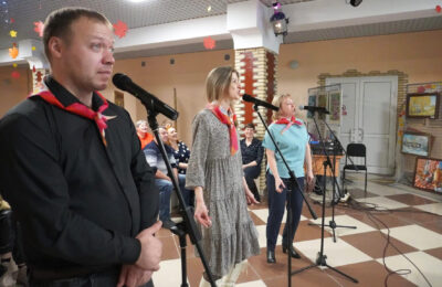 Сейчас спою: артисты Усть-Таркского района предложили студентам караоке-баттл