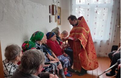 Пасхальный молебен провели для престарелых и инвалидов в Усть-Тарке