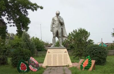 Памятник «Советскому солдату» в селе Кушаги обустраивают общественники