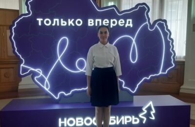 Губернатор Новосибирской области вручил паспорт семикласснице из Новосилишинской школы