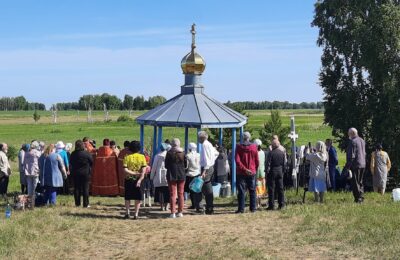Верующие Новосибирской области прошли крестным ходом до святого колодца в Усть-Таркском районе