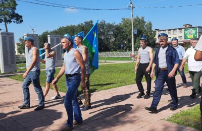 В Усть-Тарке поздравили десантников с профессиональным праздником