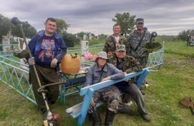 Акцию «Чистое кладбище» провели в селе Камышево Усть-Таркского района