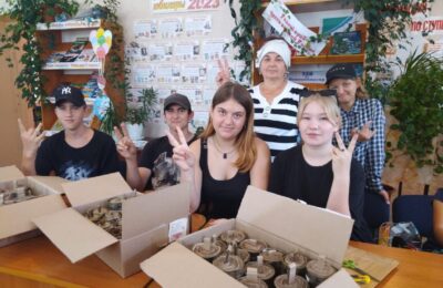 Окопные свечи готовили юные волонтеры из Октябрьского