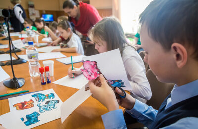 Жители Новосибирской области начали записывать детей в кружки и секции через страницы учебных заведений во ВКонтакте