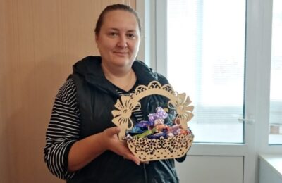 Резные сувениры из дерева благодаря соцконтракту стала создавать жительница Усть-Таркского района