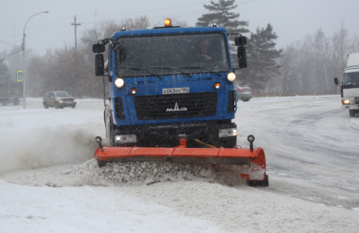 890 снегоуборочных машин борются со снегопадом в Новосибирской области