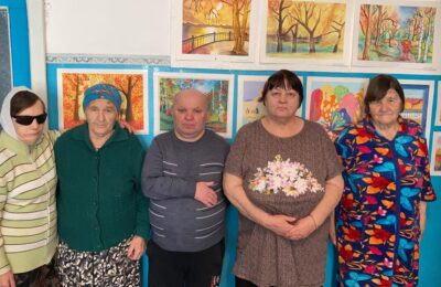 Ученики и преподаватели Усть-Таркской детской школы искусств провели выставку в Доме ветеранов