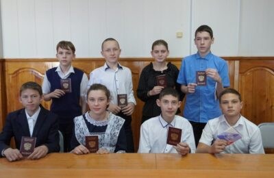 Руководители Усть-Таркского района поздравили детей с получением паспорта