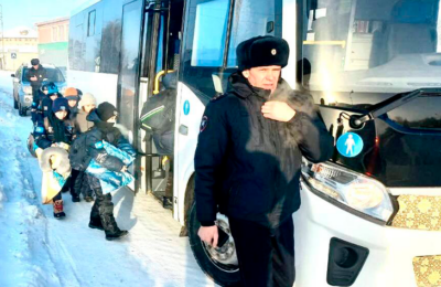 Полицейские спасли детей из замерзшего автобуса в НСО