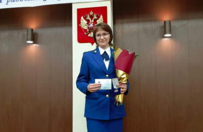 Помощник прокурора Усть-Таркского района Мария Теплюкова получила награду в День работника прокуратуры