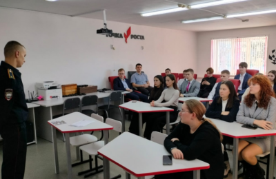 Выпускники провели профориентационную встречу для школьников из Усть-Тарки