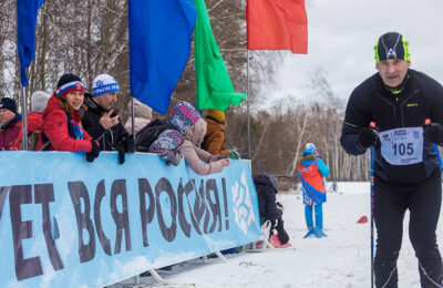 Андрей Травников вместе с тысячами новосибирцев принял участие в «Лыжне России-2024»