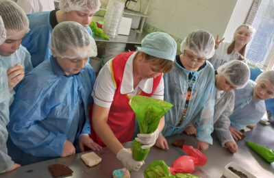 Школьники из Усть-Тарки побывали с экскурсией на хлебокомбинате Татарска