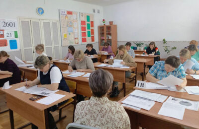 В Усть-Тарке родители сдали экзамены вместе с детьми