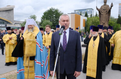 Губернатор Андрей Травников поздравил жителей региона с Пасхой-2024