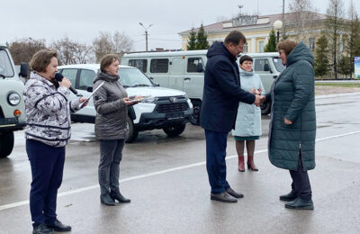 Новые автомобили вручили сельсоветам в Усть-Таркском районе