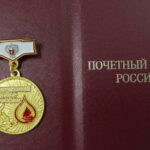 Новые нагрудные знаки получили 27 доноров в Новосибирской области