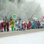 Жители Усть-Тарки стали свидетелями шествия Дедов Морозов и Снегурочек