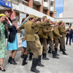 Новосибирцы в преддверии Дня Победы спели в своих дворах «Катюшу»