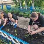 Богословские школьники в летнее время занимаются благоустройством пришкольной территории