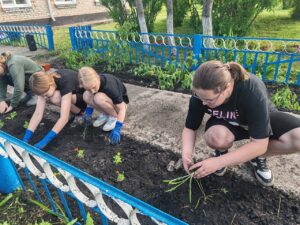 Богословские школьники в летнее время занимаются благоустройством пришкольной территории